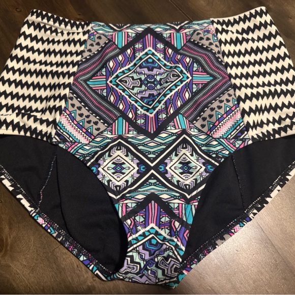 Geometric Patterned Bikini - Picture 5 of 13